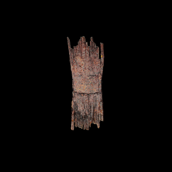 Placa de hierro en forma de peine o “ripo” rectangular y alargado