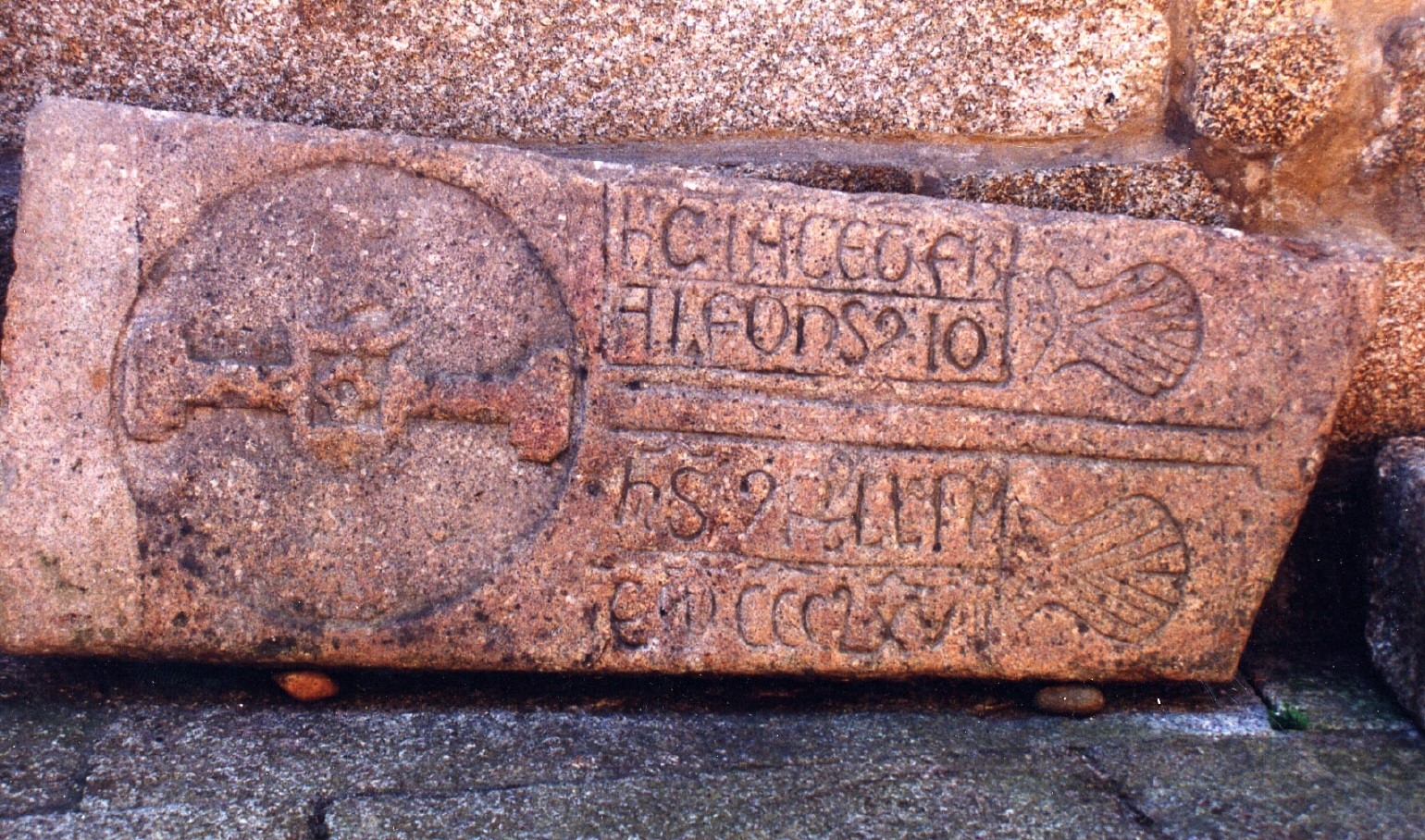 Lápida gravada medieval do antigo convento de San Domingos
