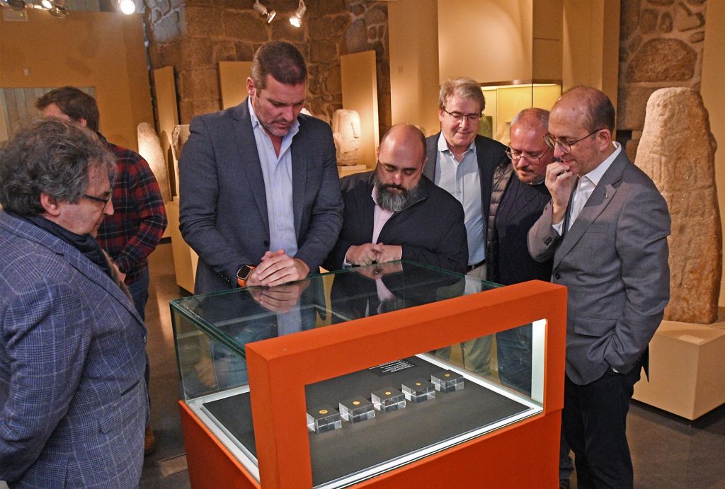 El conselleiro mirando las monedas