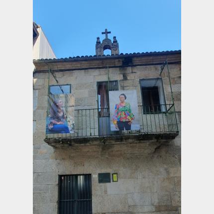 Retratos nunha fachada