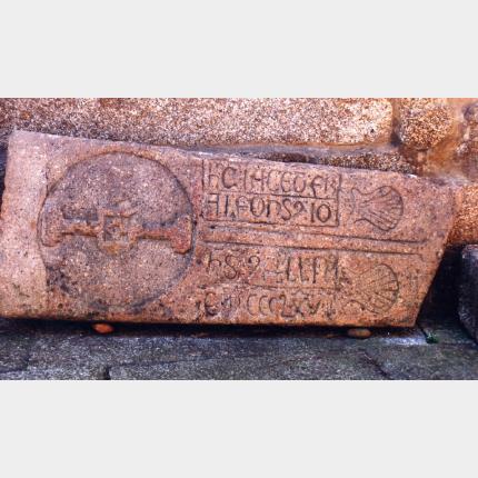 Lápida gravada medieval do antigo convento de San Domingos