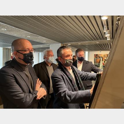 Recorrido pola exposición dos participantes na presentación