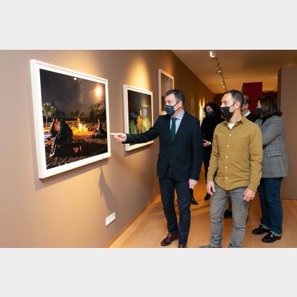 O conselleiro e Manuel Valcárcel visitando a mostra