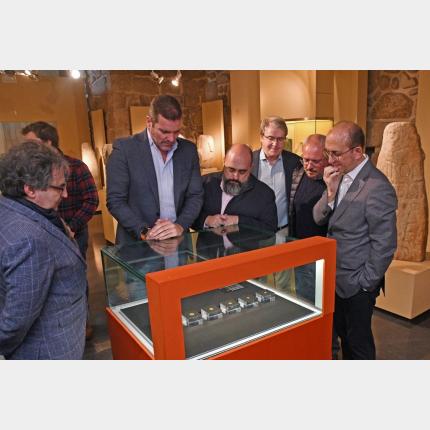 O conselleiro vendo as moedas