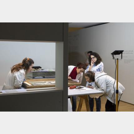 O equipo do museo examina as obras recibidas