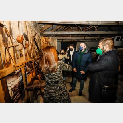O conselleiro de Cultura no interior do museo