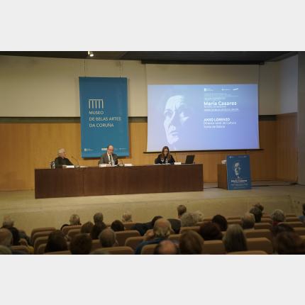 Vista do salón de actos cos participantes no acto