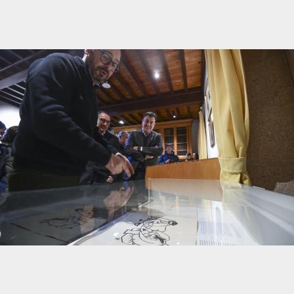 Un momento da visita á exposición