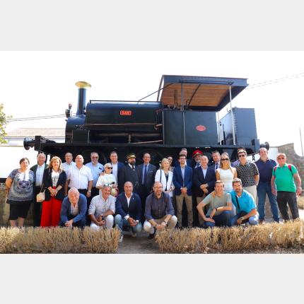 Foto de familia coa locomotora