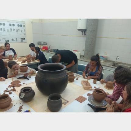 Participantes elaborando pezas